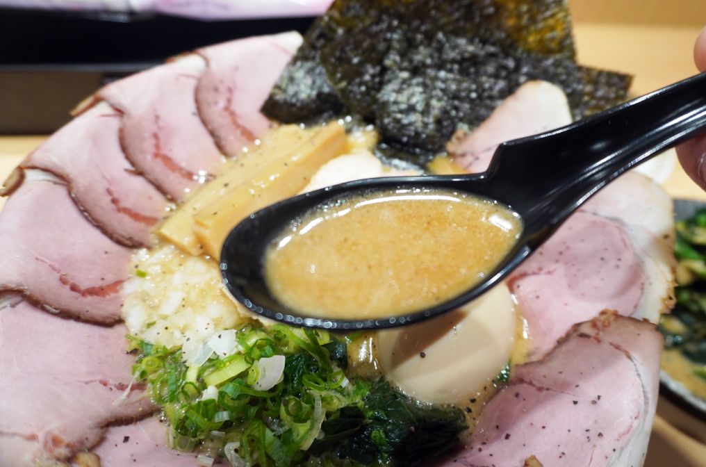淡水必吃美食｜淡暮拉麵｜位於老街尾端的職人拉麵，鹽味雞湯拉麵，料豐富，湯頭有層次