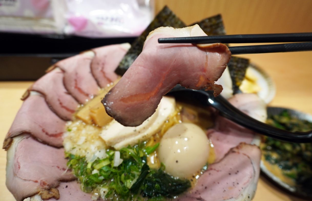淡水必吃美食｜淡暮拉麵｜位於老街尾端的職人拉麵，鹽味雞湯拉麵，料豐富，湯頭有層次