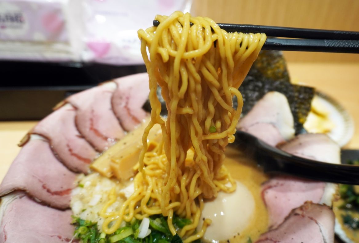 淡水必吃美食｜淡暮拉麵｜位於老街尾端的職人拉麵，鹽味雞湯拉麵，料豐富，湯頭有層次