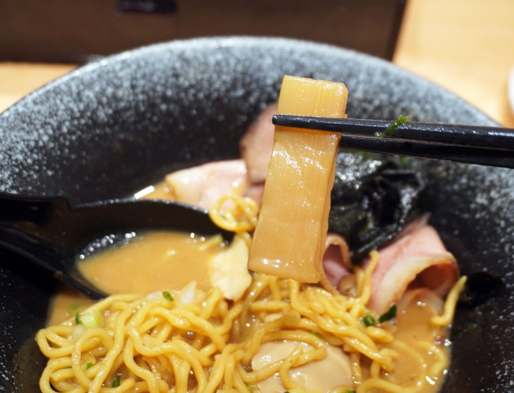 淡水必吃美食｜淡暮拉麵｜位於老街尾端的職人拉麵，鹽味雞湯拉麵，料豐富，湯頭有層次