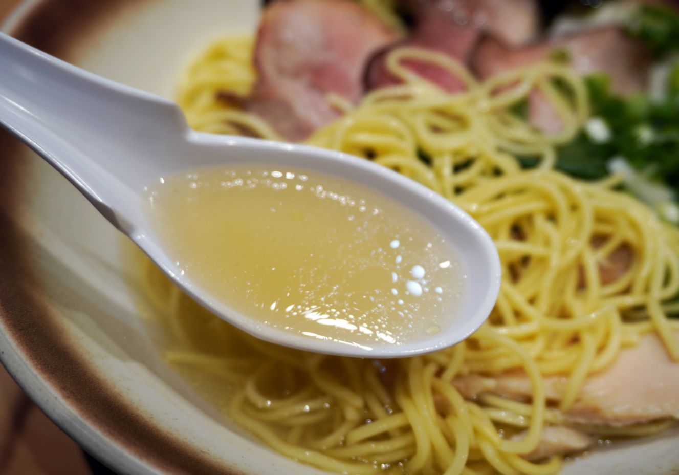 淡水必吃美食｜淡暮拉麵｜位於老街尾端的職人拉麵，鹽味雞湯拉麵，料豐富，湯頭有層次