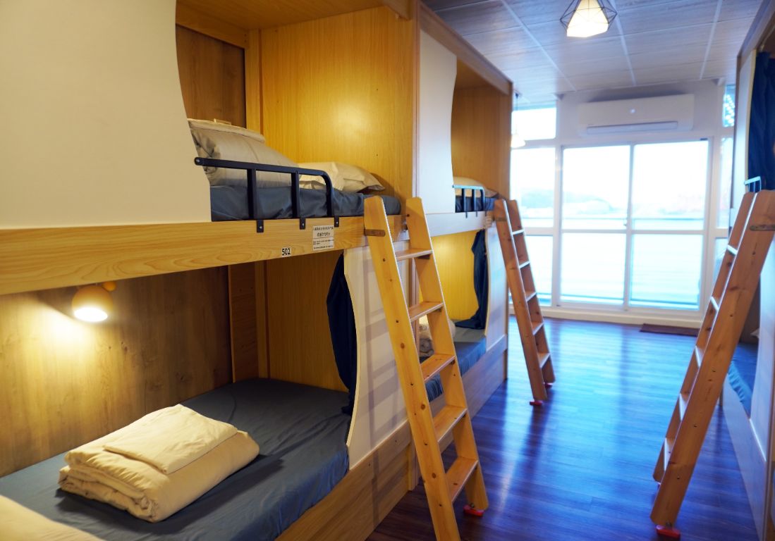 基隆住宿｜中華郵輪文旅｜臨港海景第一排，鄰近廟口夜市的人氣民宿，設有電梯