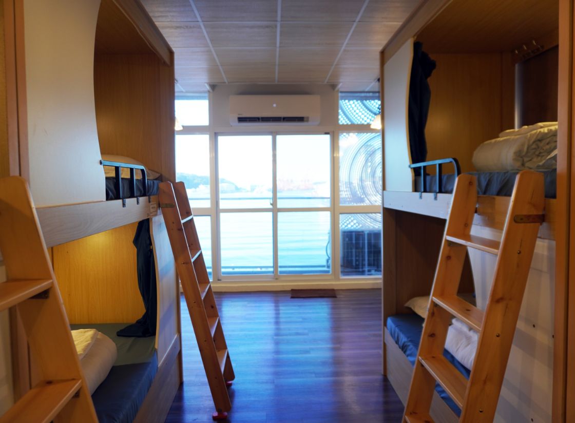 基隆住宿｜中華郵輪文旅｜臨港海景第一排，鄰近廟口夜市的人氣民宿，設有電梯