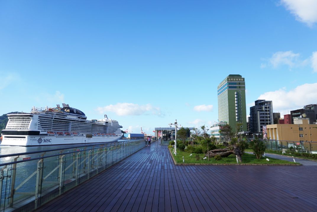 基隆中正｜麗都蝶客花園｜臨港第一排打卡景點，一覽港灣美景，還可以AR體驗鯨鯊共遊的樂趣