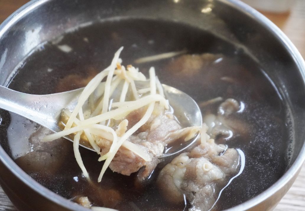 基隆中正｜岡山羊肉｜隱身於義二路轉角的平價美食，藥膳湯頭濃郁鮮甜