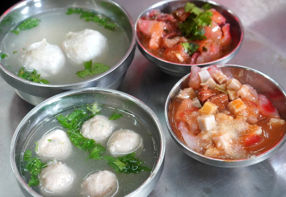新竹城隍廟美食|林家肉圓|在地百年老店,超人氣銅板美食,外皮Q彈,紅糟肉味道豐富 - 第4張圖 新竹城隍廟美食|林家肉圓|在地百年老店,超人氣銅板美食,外皮Q彈,紅糟肉味道豐富