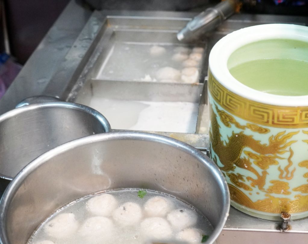 新竹城隍廟美食|林家肉圓|在地百年老店,超人氣銅板美食,外皮Q彈,紅糟肉味道豐富 - 第10張圖 新竹城隍廟美食|林家肉圓|在地百年老店,超人氣銅板美食,外皮Q彈,紅糟肉味道豐富