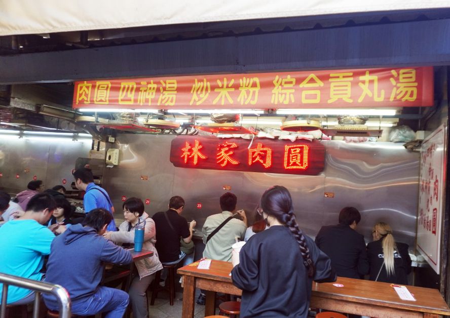 新竹城隍廟美食|林家肉圓|在地百年老店,超人氣銅板美食,外皮Q彈,紅糟肉味道豐富 - 第6張圖 新竹城隍廟美食|林家肉圓|在地百年老店,超人氣銅板美食,外皮Q彈,紅糟肉味道豐富