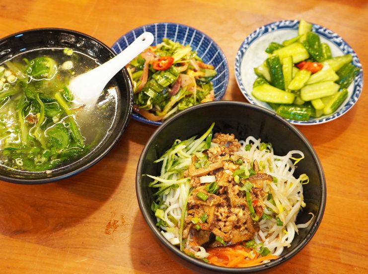 宜蘭礁溪｜有麵煮私房小吃｜食尚玩家推薦麵店，小菜豐富，麵食份量大