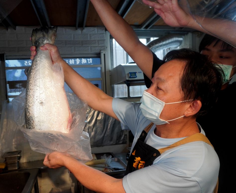 基隆仁愛｜站前壽司｜鄰近三坑車站的人氣日式料理店，炒飯推薦必點，口感實在料豐富
