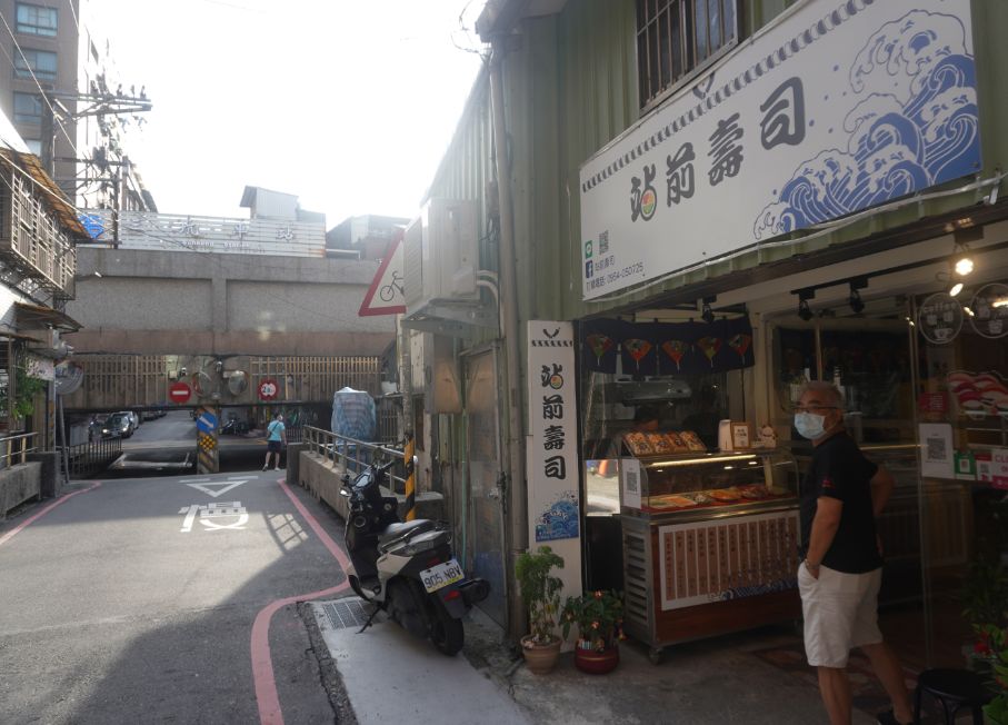 基隆仁愛|站前壽司|鄰近三坑車站的人氣日式料理店,炒飯推薦必點,口感實在料豐富 - 第4張圖 基隆仁愛|站前壽司|鄰近三坑車站的人氣日式料理店,炒飯推薦必點,口感實在料豐富