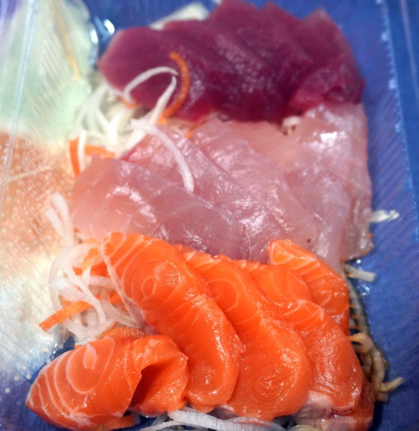 基隆仁愛｜站前壽司｜鄰近三坑車站的人氣日式料理店，炒飯推薦必點，口感實在料豐富