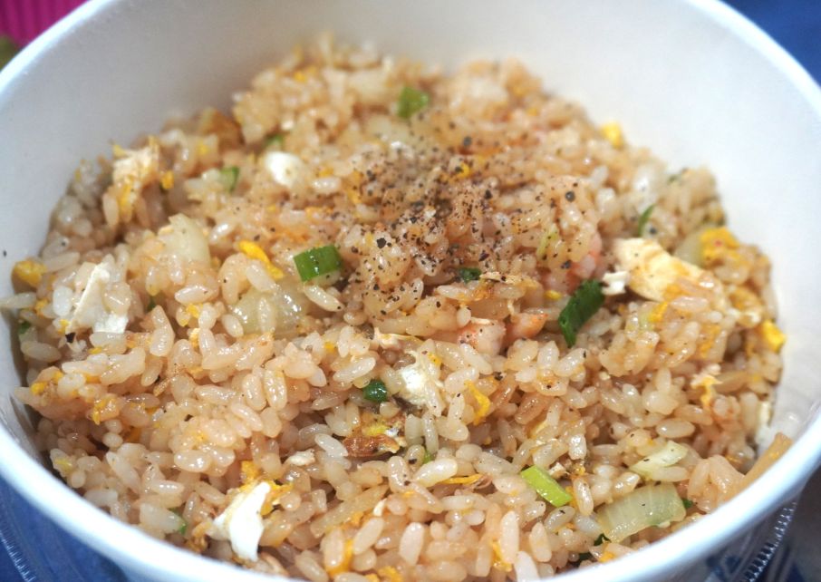 基隆仁愛｜站前壽司｜鄰近三坑車站的人氣日式料理店，炒飯推薦必點，口感實在料豐富