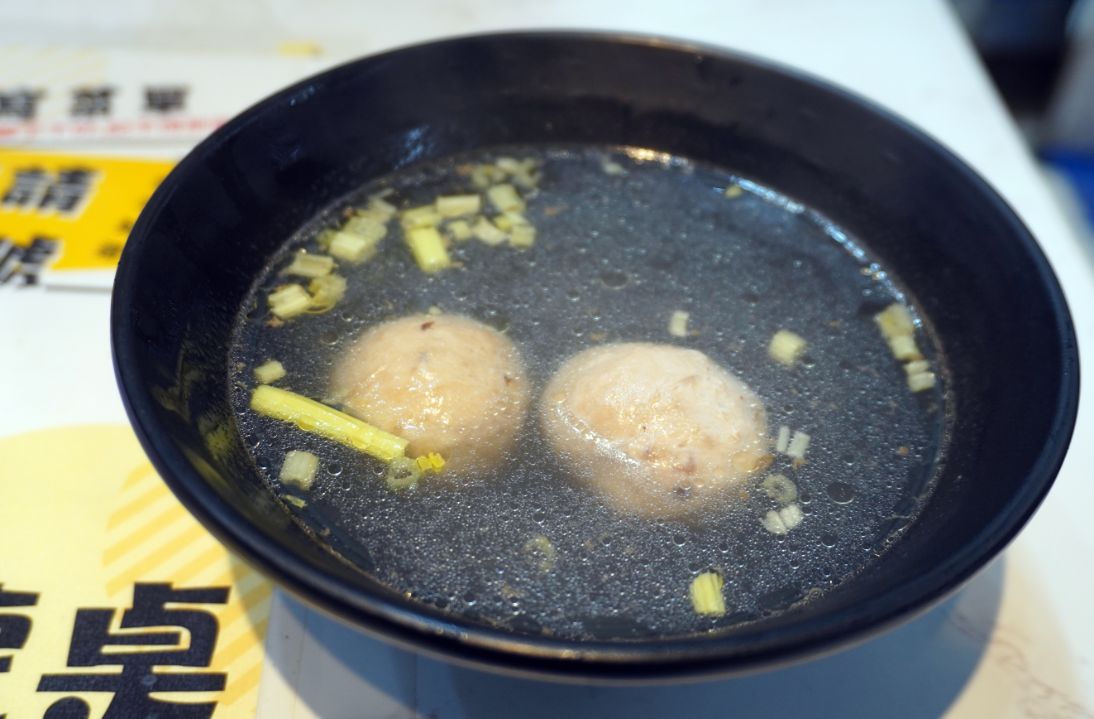 基隆中正｜金蠔呷小吃店｜鄰近富貴市場，傳承在地60年老味道，月見雙拼蓋飯推薦必點