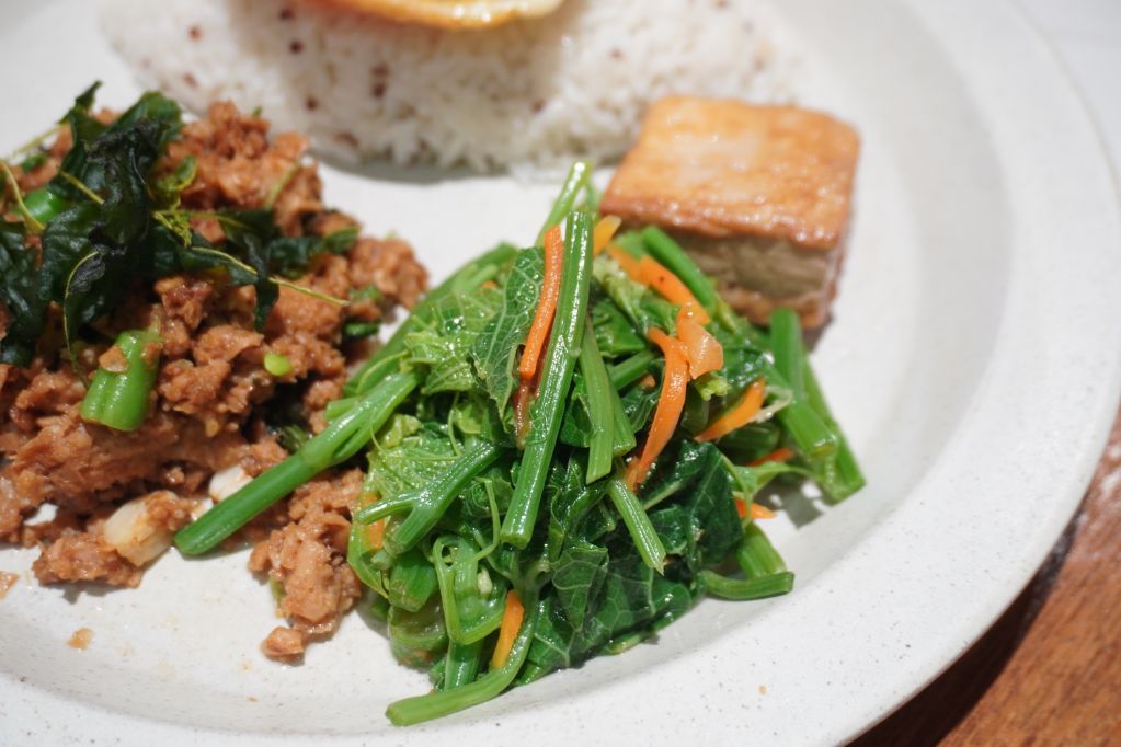 基隆中正｜泰機車泰客蔬食｜仁愛市場人氣美食轉型，加入客家料理元素的泰式蔬食，美味有創意