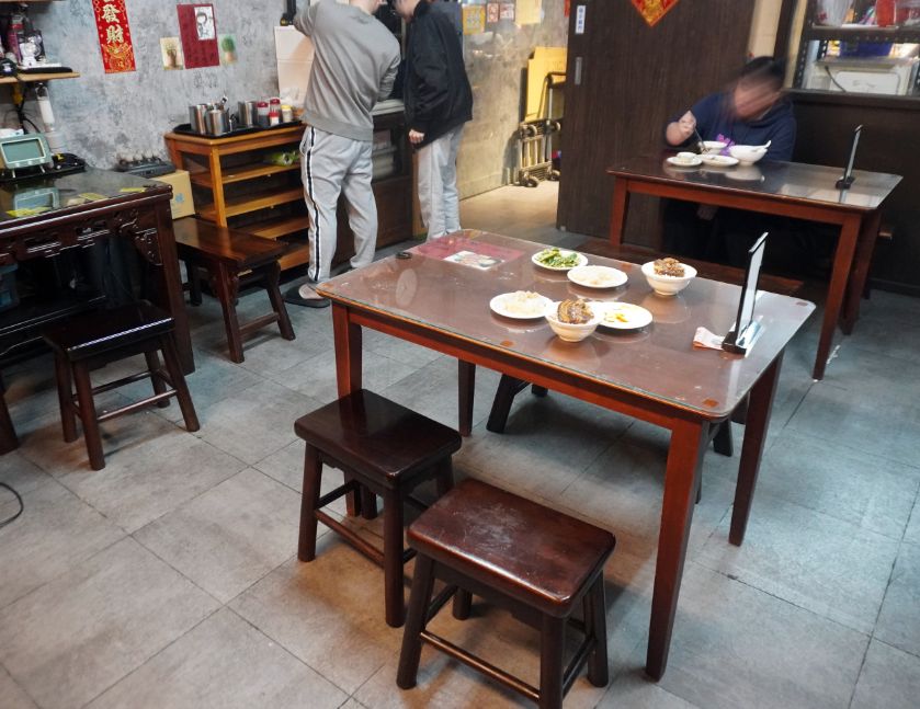 基隆中正｜無名清燉豬腳湯｜濕冷雨天來一碗清燉豬腳湯，正濱漁港滷肉飯的最佳神隊友