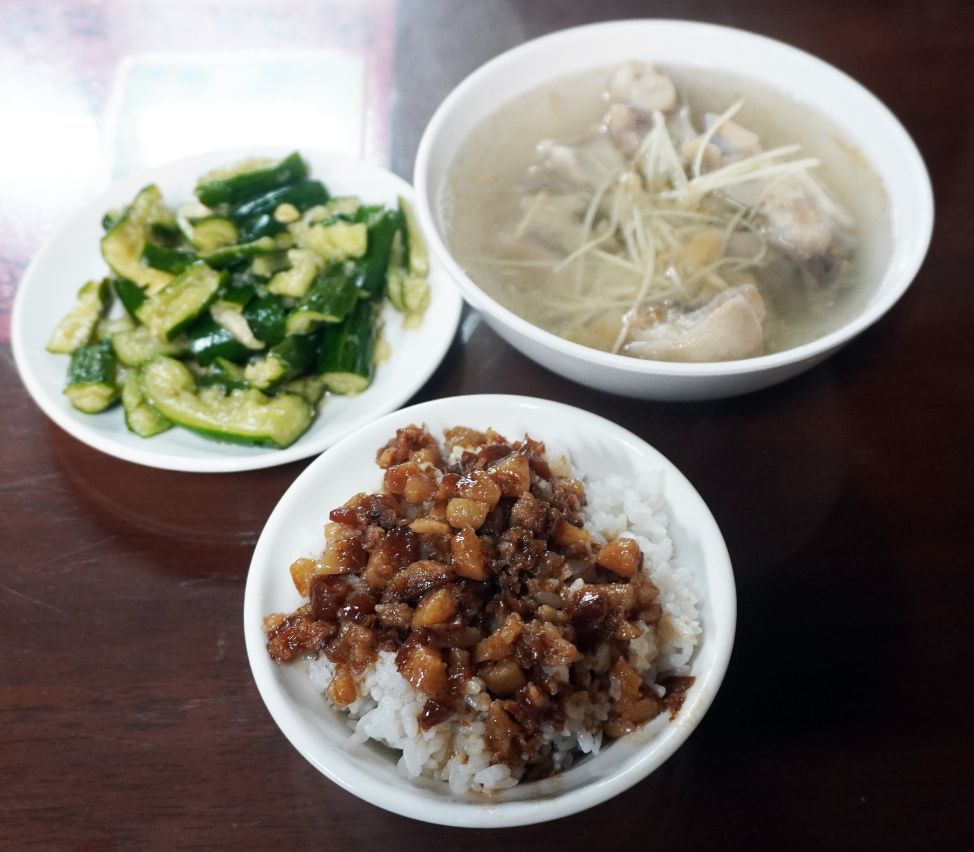 基隆中正|無名清燉豬腳湯|濕冷雨天來一碗清燉豬腳湯,正濱漁港滷肉飯的最佳神隊友 - 第3張圖 基隆中正|無名清燉豬腳湯|濕冷雨天來一碗清燉豬腳湯,正濱漁港滷肉飯的最佳神隊友