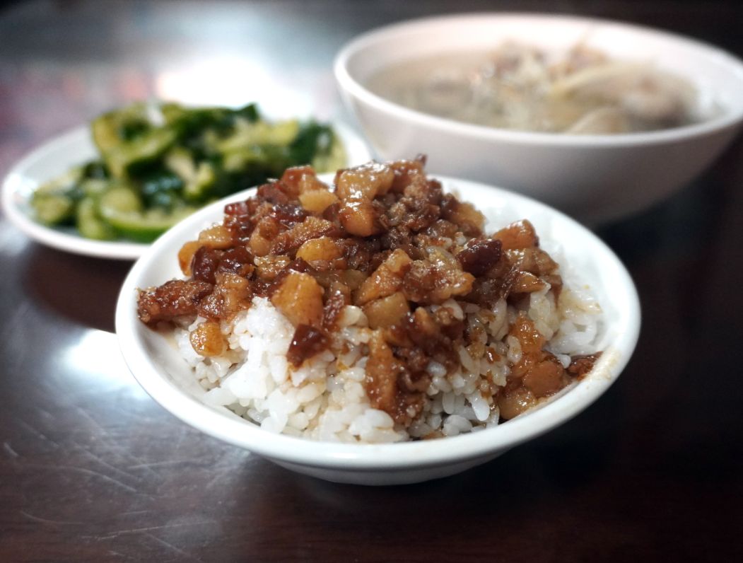 基隆中正｜無名清燉豬腳湯｜濕冷雨天來一碗清燉豬腳湯，正濱漁港滷肉飯的最佳神隊友