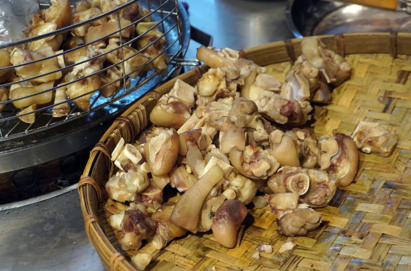基隆中正｜無名清燉豬腳湯｜濕冷雨天來一碗清燉豬腳湯，正濱漁港滷肉飯的最佳神隊友