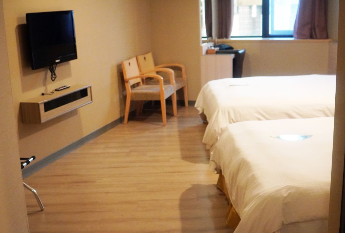 雲林斗六住宿｜緻麗伯爵酒店｜鄰近太平老街以及斗六圓環，13樓設有露天酒吧的人氣旅店