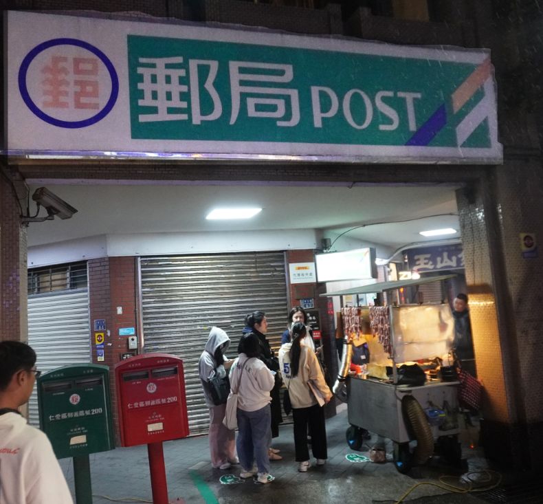 基隆仁愛|張媽媽香腸&肉串|超人氣宵夜美食,一天只賣3小時 - 第3張圖 基隆仁愛|張媽媽香腸&肉串|超人氣宵夜美食,一天只賣3小時