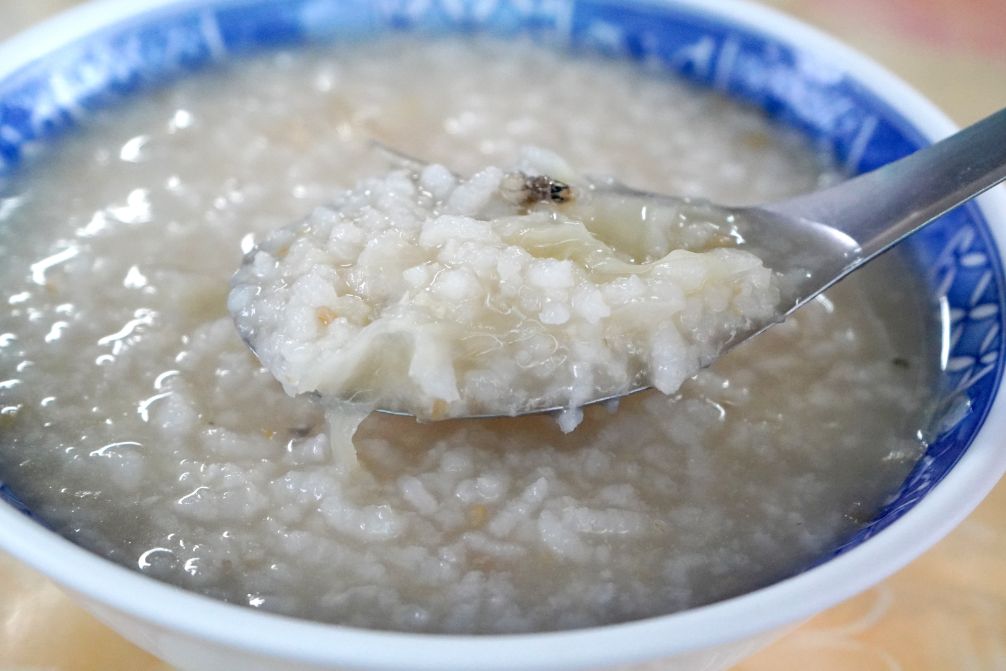 基隆中正│姨媽的鹹粥│500碗推薦店家，鄰近正濱舊漁會大樓的50年美味老店，鹹粥佛心價20元