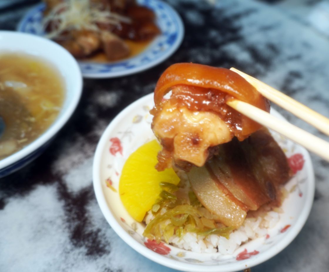 雲林北港|一郎土魠魚羹 |在地60年老店,超人氣的宵夜美食,豬腳跟土魠魚羹大推 - 第17張圖 雲林北港|一郎土魠魚羹 |在地60年老店,超人氣的宵夜美食,豬腳跟土魠魚羹大推