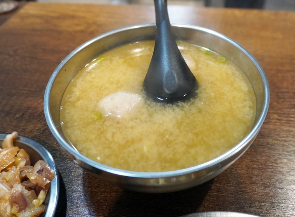 基隆中正｜蹦康涼麵｜鄰近信二停車場的超人氣涼麵店，選用白麵，吃起來口感扎實，醬汁夠味