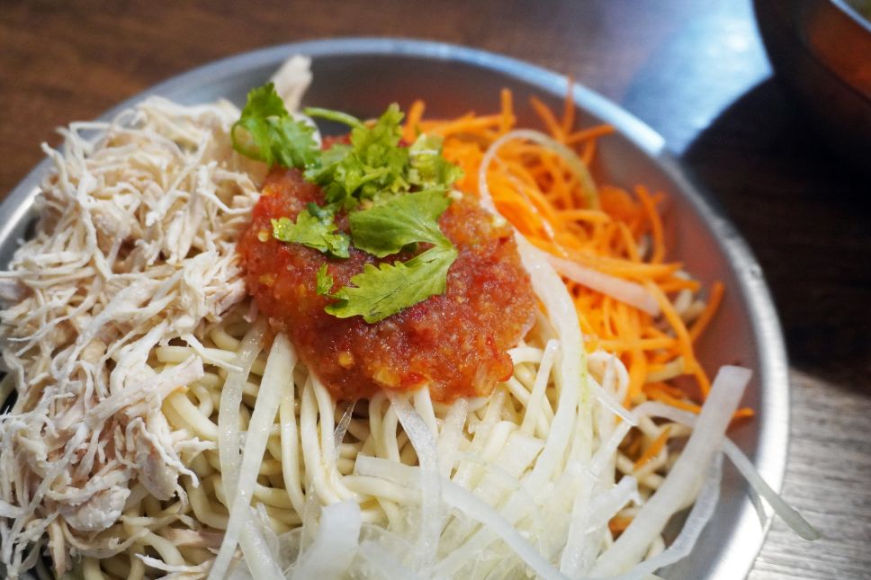 基隆中正|蹦康涼麵|鄰近信二停車場的超人氣涼麵店,選用白麵,吃起來口感扎實,醬汁夠味 - 第2張圖 基隆中正|蹦康涼麵|鄰近信二停車場的超人氣涼麵店,選用白麵,吃起來口感扎實,醬汁夠味