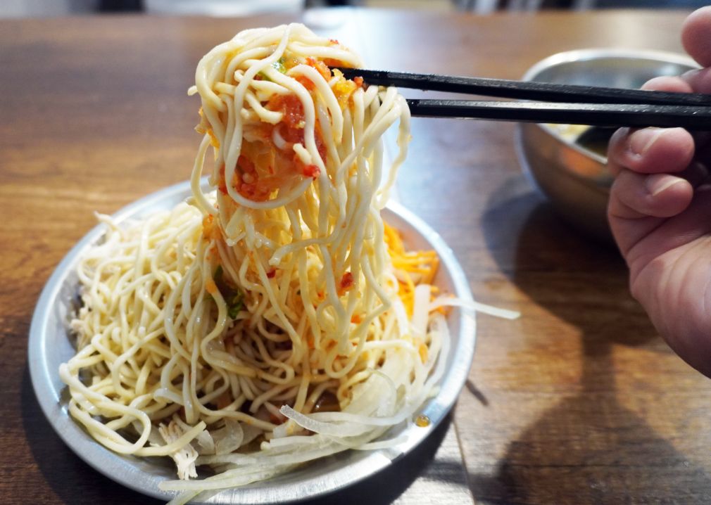基隆中正|蹦康涼麵|鄰近信二停車場的超人氣涼麵店,選用白麵,吃起來口感扎實,醬汁夠味 - 第11張圖 基隆中正|蹦康涼麵|鄰近信二停車場的超人氣涼麵店,選用白麵,吃起來口感扎實,醬汁夠味