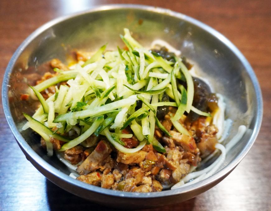 基隆中正|蹦康涼麵|鄰近信二停車場的超人氣涼麵店,選用白麵,吃起來口感扎實,醬汁夠味 - 第12張圖 基隆中正|蹦康涼麵|鄰近信二停車場的超人氣涼麵店,選用白麵,吃起來口感扎實,醬汁夠味