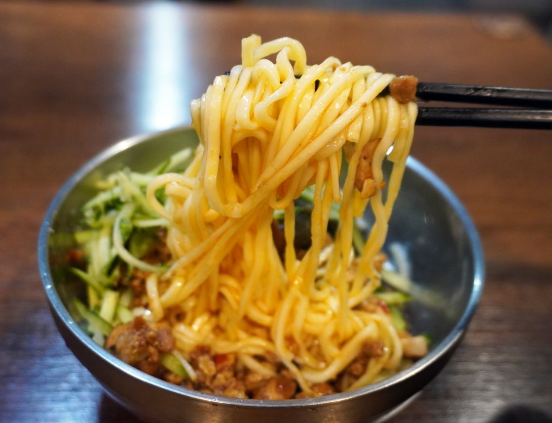 基隆中正|蹦康涼麵|鄰近信二停車場的超人氣涼麵店,選用白麵,吃起來口感扎實,醬汁夠味 - 第14張圖 基隆中正|蹦康涼麵|鄰近信二停車場的超人氣涼麵店,選用白麵,吃起來口感扎實,醬汁夠味