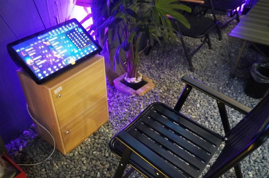 基隆信義｜營酒chill一下｜宵夜小酌好去處，KTV歡樂唱，第一間露營風餐酒館