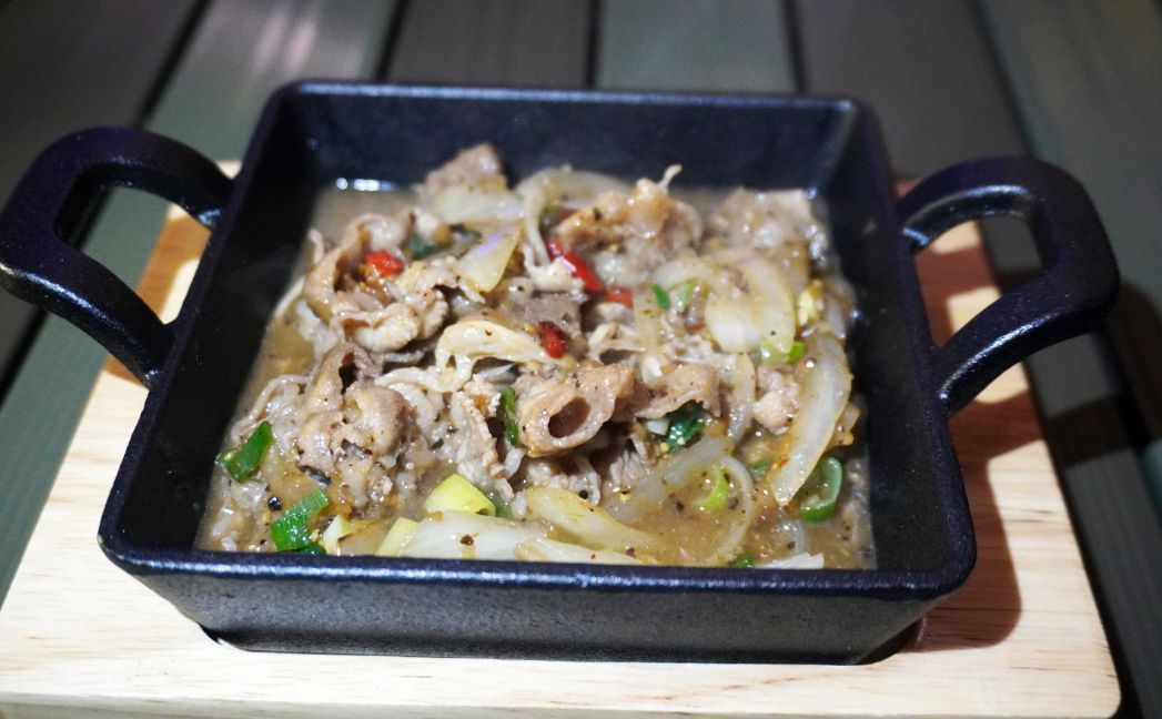 基隆信義｜營酒chill一下｜宵夜小酌好去處，KTV歡樂唱，第一間露營風餐酒館