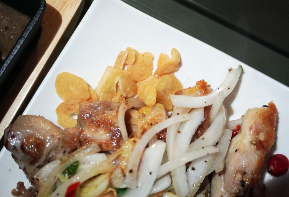 基隆信義｜營酒chill一下｜宵夜小酌好去處，KTV歡樂唱，第一間露營風餐酒館