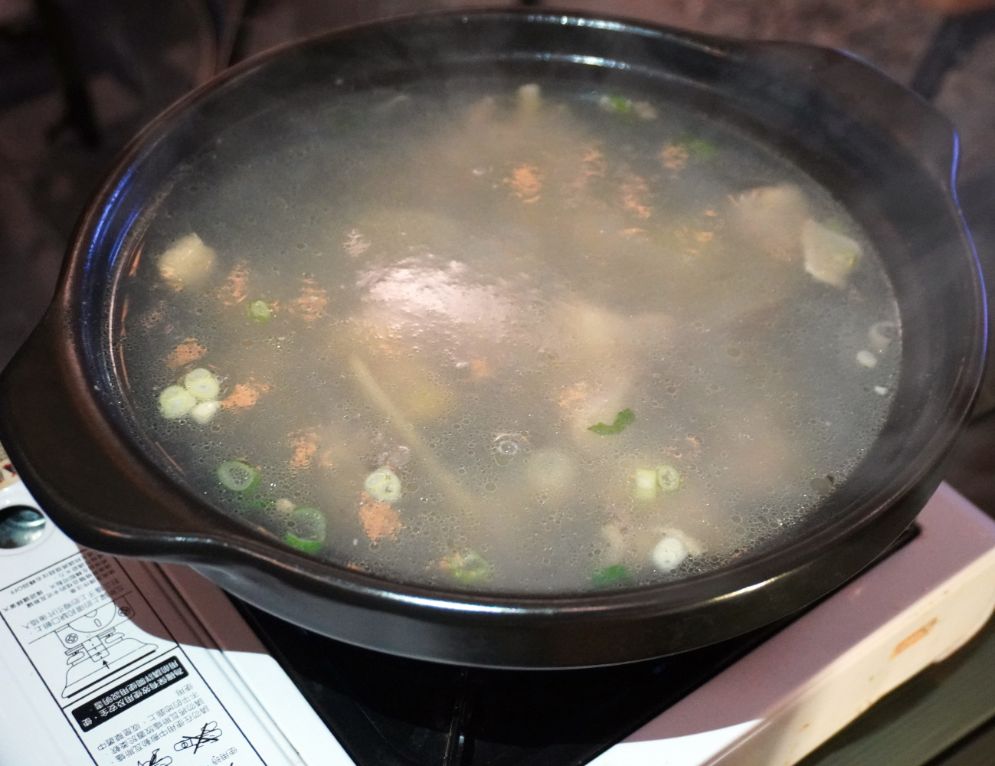 基隆信義｜營酒chill一下｜宵夜小酌好去處，KTV歡樂唱，第一間露營風餐酒館
