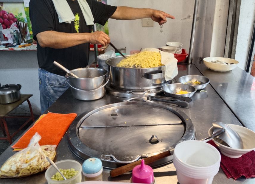 基隆中正｜無名大麵炒油飯｜和平島27年老店，在地人私藏人氣早餐，早上5點開賣