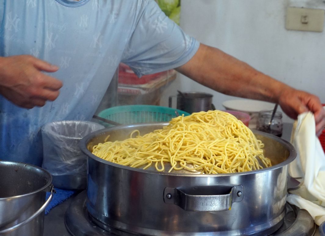 基隆中正｜無名大麵炒油飯｜和平島27年老店，在地人私藏人氣早餐，早上5點開賣