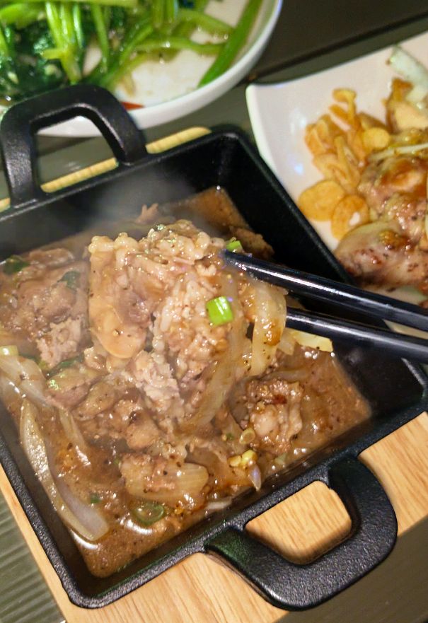 基隆信義｜營酒chill一下｜宵夜小酌好去處，KTV歡樂唱，第一間露營風餐酒館