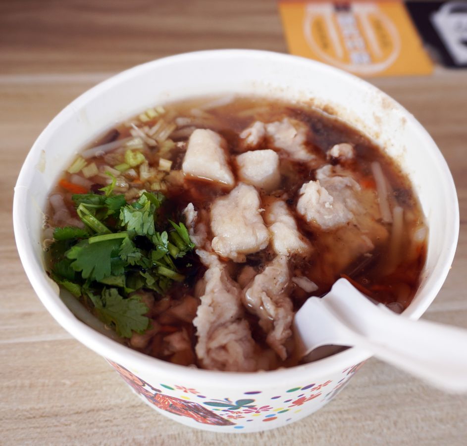 基隆中山｜隨香米粉羹｜鄰近基隆火車站南站的平價美食，布置擺設展現對白沙屯媽祖信仰的虔誠