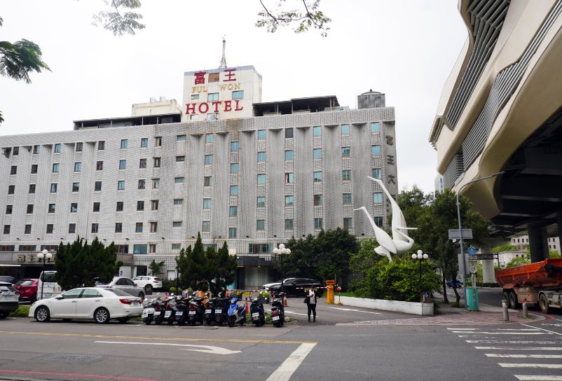 台中住宿｜富王大飯店｜鄰近市政府捷運站，在地40年老旅店，現作爆米花來迎賓，香氣濃郁超涮嘴