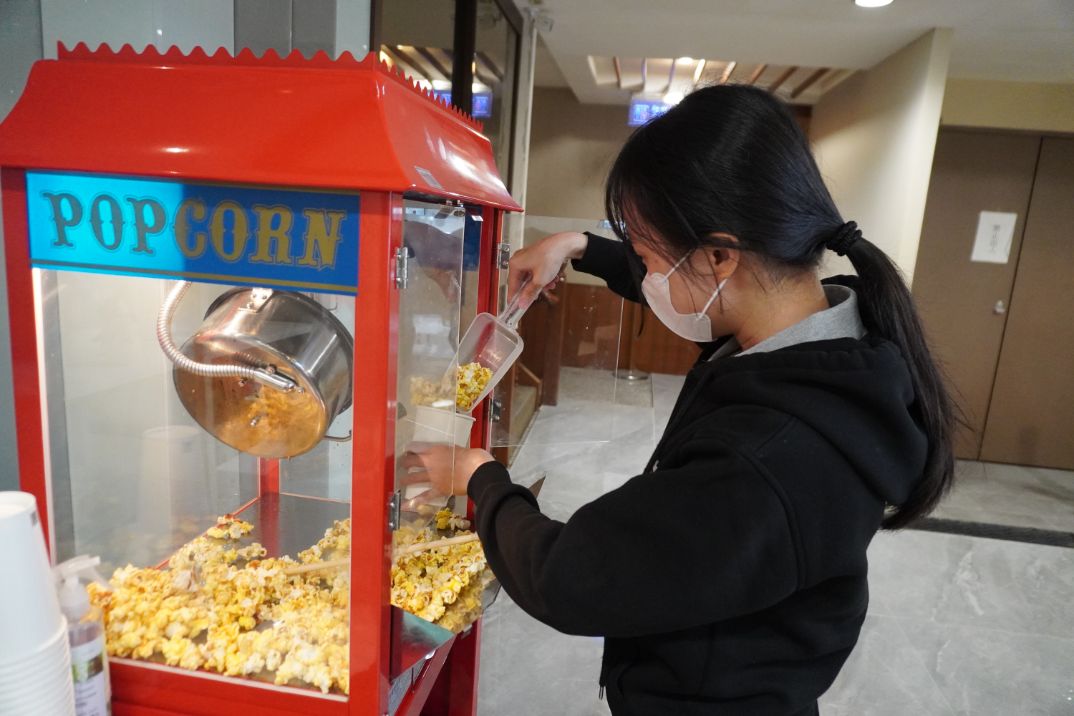 台中住宿｜富王大飯店｜鄰近市政府捷運站，在地40年老旅店，現作爆米花來迎賓，香氣濃郁超涮嘴