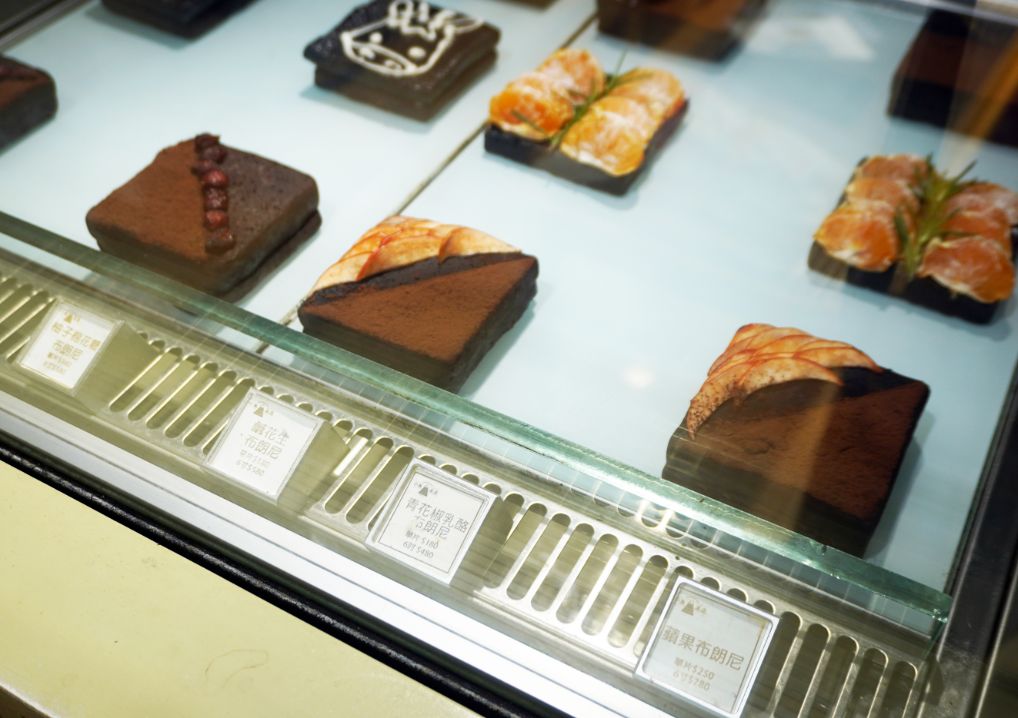 基隆中正｜小島走走布朗尼專門店｜正濱漁港咖啡廳推薦，布朗尼蛋糕與咖啡茶飲的完美邂逅