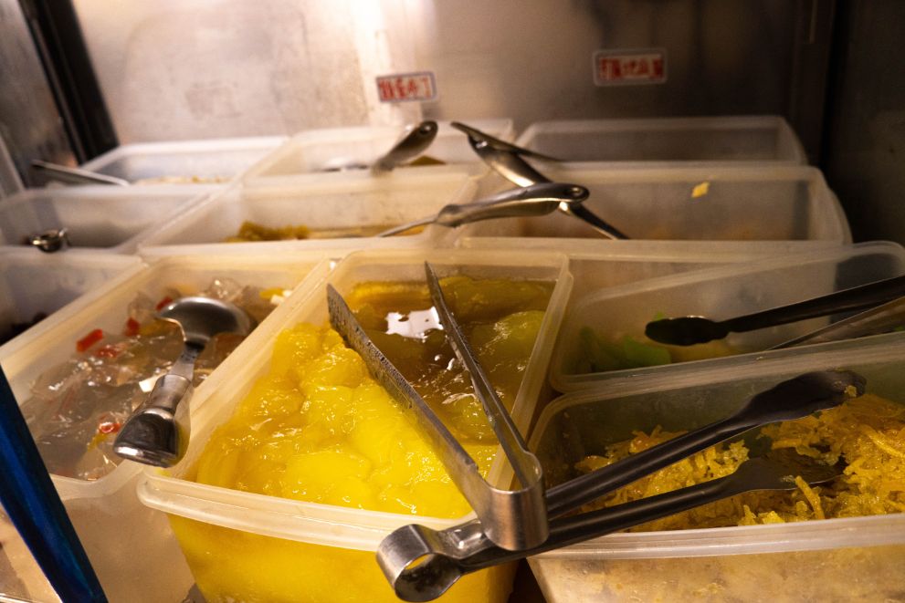苗栗通霄｜小倆口自助冰店｜在地66年老字號冰菓室，配料多達20種，加好加滿的佛心自助冰