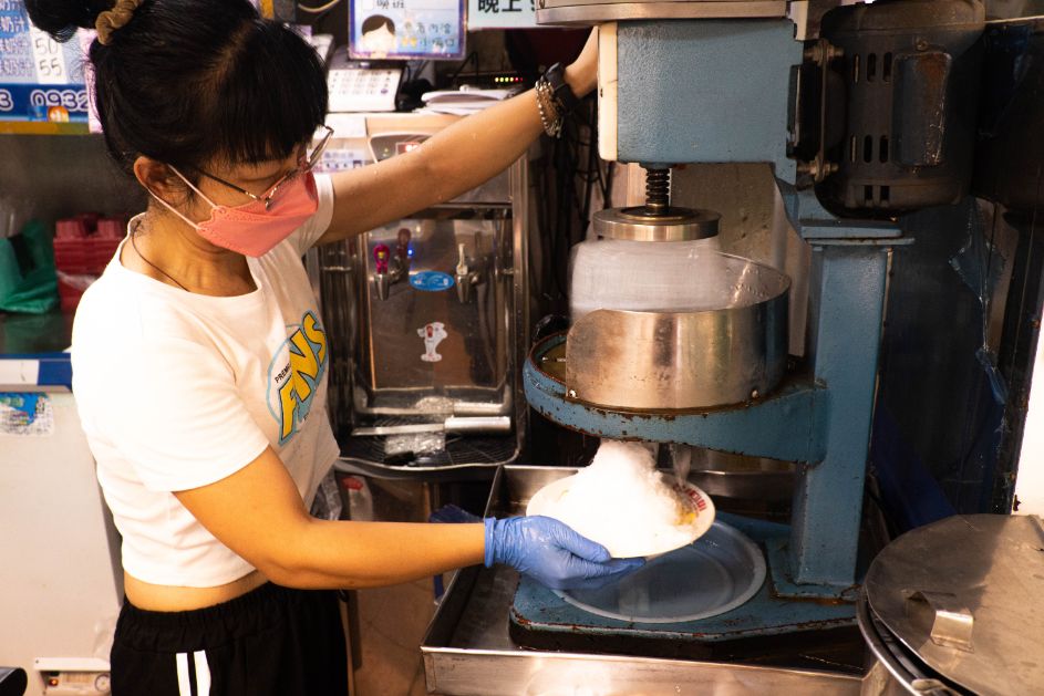苗栗通霄|小倆口自助冰店|在地66年老字號冰菓室,配料多達20種,加好加滿的佛心自助冰 - 第15張圖 苗栗通霄|小倆口自助冰店|在地66年老字號冰菓室,配料多達20種,加好加滿的佛心自助冰