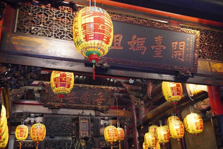 嘉義廟宇｜新港奉天宮｜大甲媽遶境進香駐駕，舉辦祝壽大典，超過400年的開台媽祖，前方老街美食林立