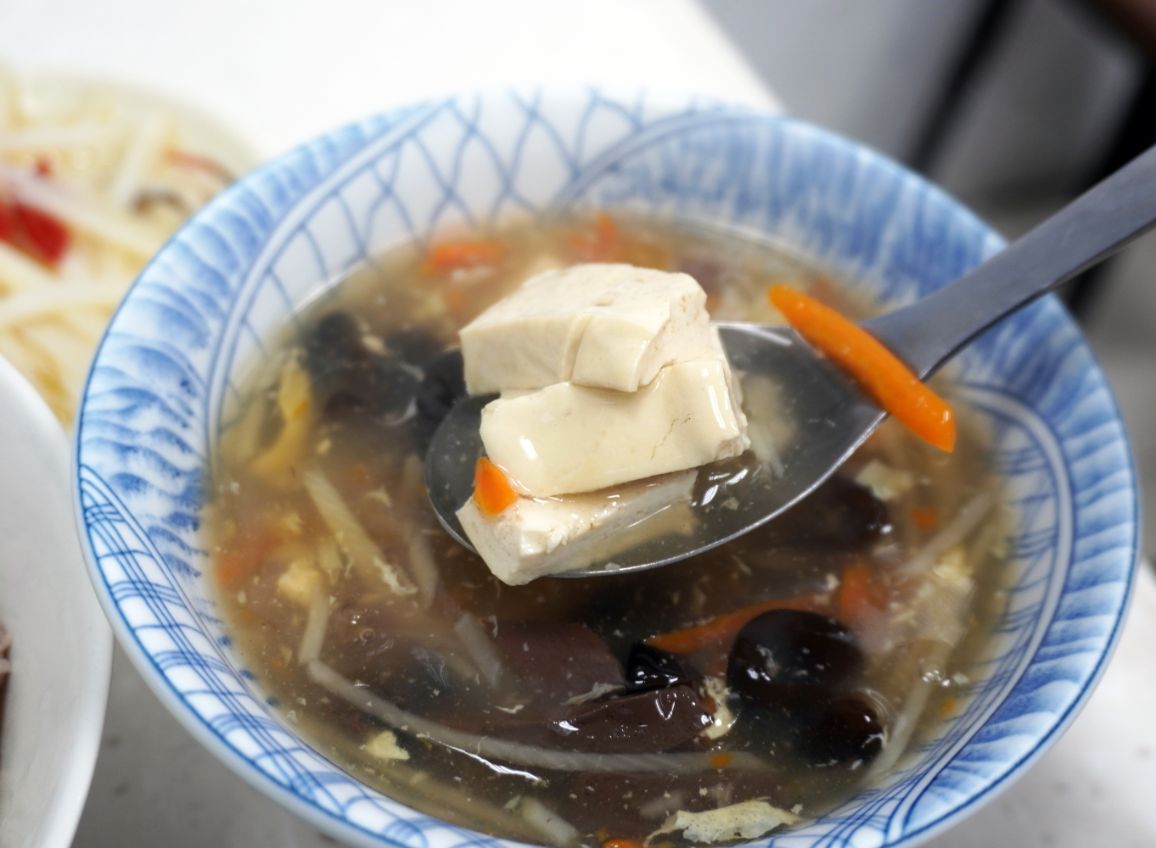 基隆仁愛｜小山東手擀麵｜鄰近惠隆市場的人氣牛肉麵店，手擀麵條Q彈有勁