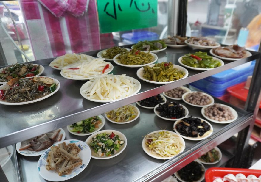 基隆仁愛|小山東手擀麵|鄰近惠隆市場的人氣牛肉麵店,手擀麵條Q彈有勁 - 第4張圖 基隆仁愛|小山東手擀麵|鄰近惠隆市場的人氣牛肉麵店,手擀麵條Q彈有勁