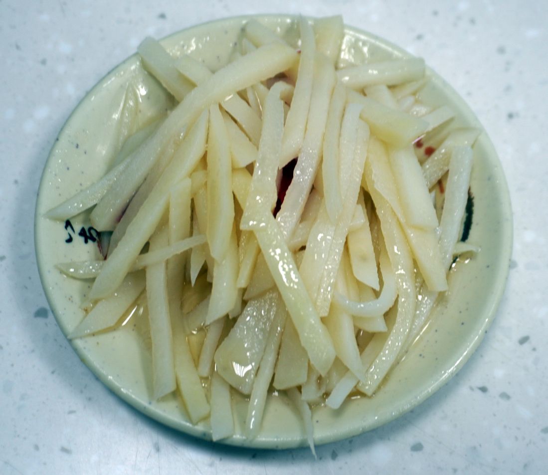 基隆仁愛｜小山東手擀麵｜鄰近惠隆市場的人氣牛肉麵店，手擀麵條Q彈有勁