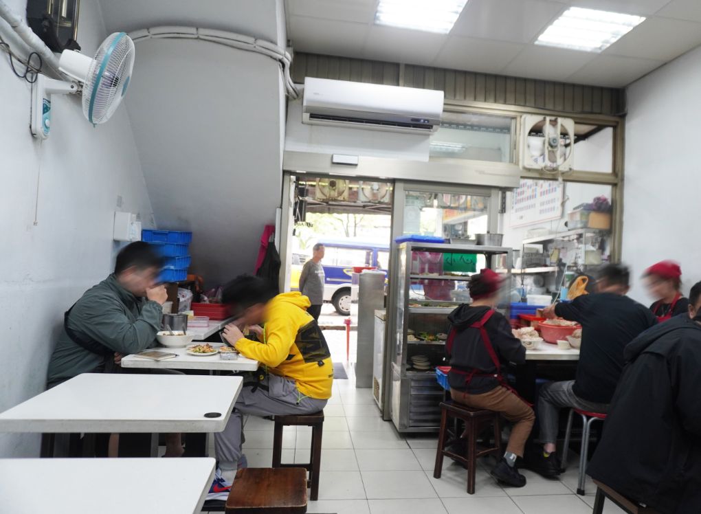 基隆仁愛|小山東手擀麵|鄰近惠隆市場的人氣牛肉麵店,手擀麵條Q彈有勁 - 第6張圖 基隆仁愛|小山東手擀麵|鄰近惠隆市場的人氣牛肉麵店,手擀麵條Q彈有勁